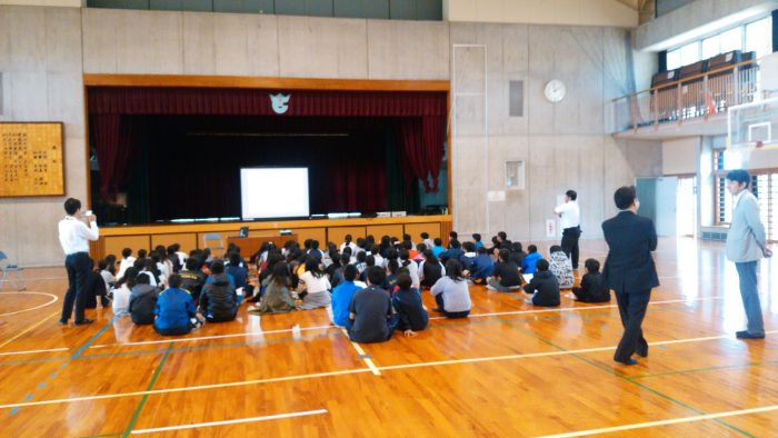 小学校の体育館での租税教室の様子。