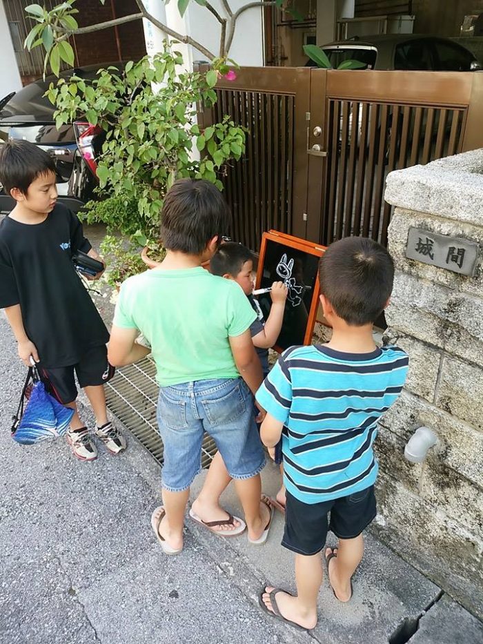 設置してすぐの時は近所の小学生がブラックボードに興味津々で、落書きしに来てくれた。