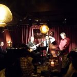 サックス、ピアノ、ベースとギターのカルテット。