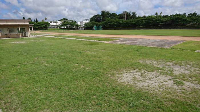 奥武山陸上競技場。アンツーカー（土）トラック。