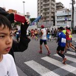 NAHAマラソンを真剣なまなざしで見つめる次男坊。