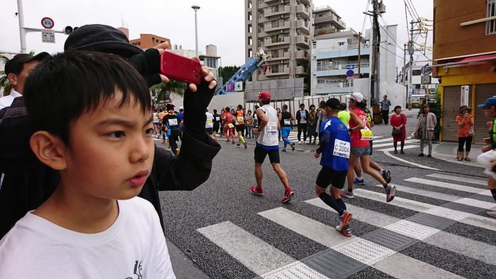 NAHAマラソンを真剣なまなざしで見つめる次男坊。