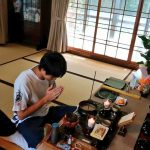 仏壇に手を合わせる長男坊（右）と僕