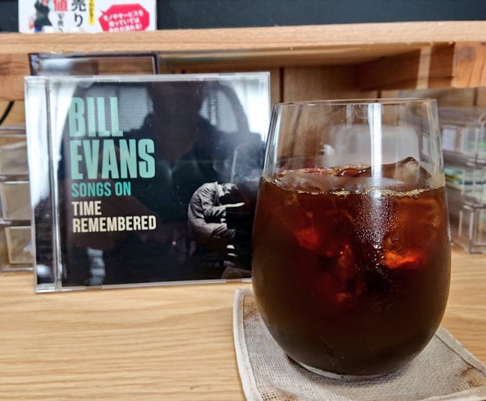 ジャズのアルバム『BILL EVANS SONGS ON TIME REMEMBERD』とアイスコーヒー