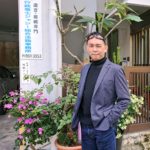 行政書士ジャジー総合法務事務所　看板の前でジャジー　20201231