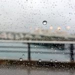 泊大橋と雨